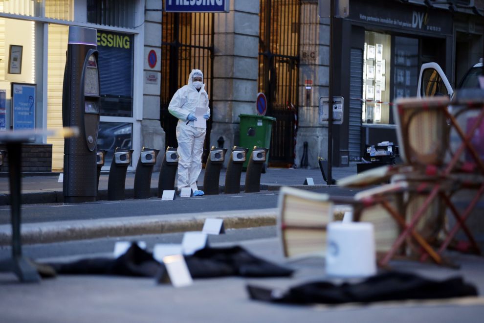La polizia francese fuori dal Cafe Bonne Biere a Parigi, teatro di uno degli attacchi. Fonte: lettera43.it