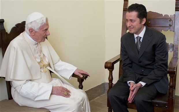 Papa Benedetto XVI e Paolo Gabriele. Fonte: telegraph.co.uk
