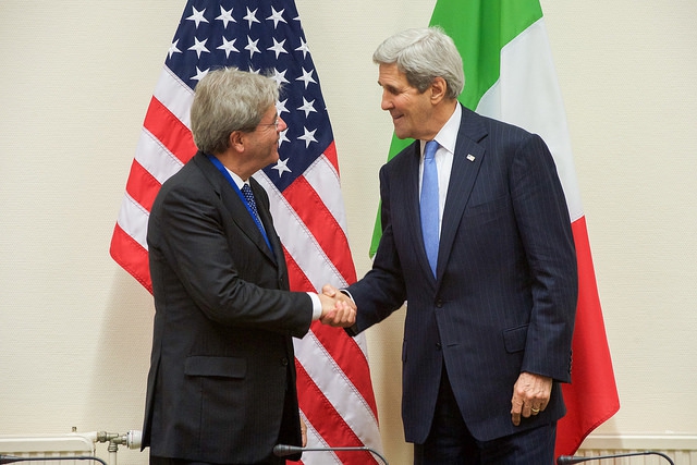 Il ministro degli Esteri Gentiloni e il suo omologo Usa, John Kerry